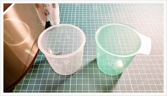 右の緑が無洗米用、左が普通米用の計量カップ