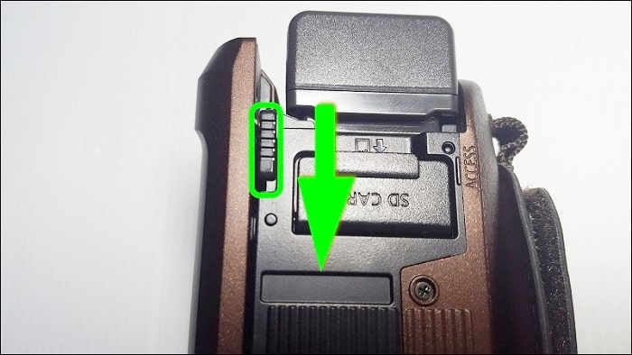バッテリーパックを外す場合はビデオカメラ本体の裏に付いているツマミを引く