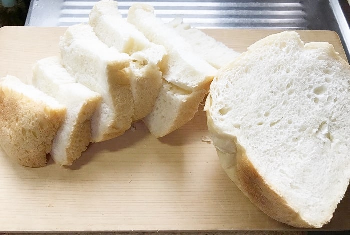 ある程度粗熱を冷ましてから切り分ければ天然酵母食パンの完成